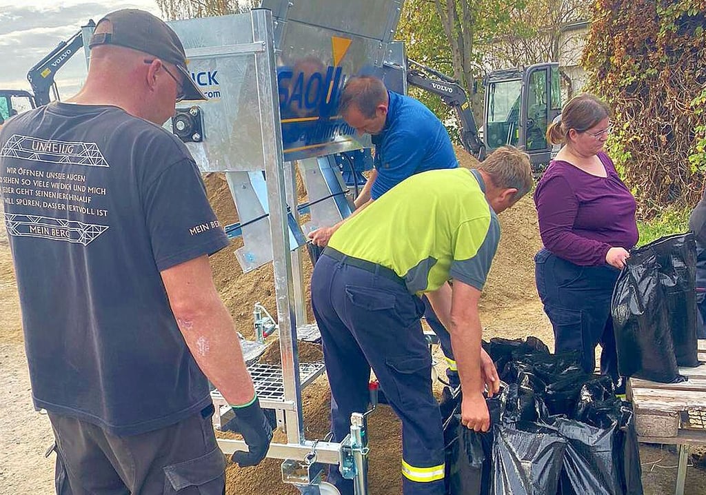 Feuerwehrangehörige aus Langeln und Wasserleben haben den Umgang mit der neuen Sandsack-Füllmaschine geprobt.
