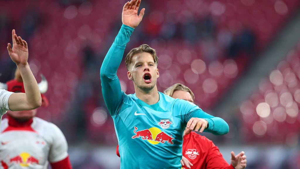 Örjan Nyland konnte beim Deübt im RB-Tor gleich einen Heimsieg mit den Fans feiern.