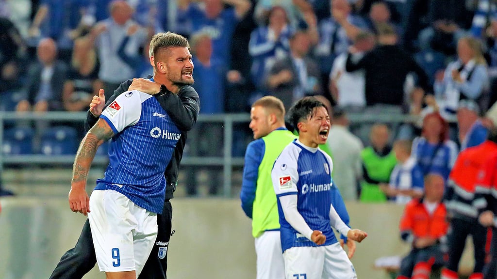 Magdeburgs Kai Brünker (links) und Tatsuya Ito (rechts) schrien ihre Freude aus. Der späte Ausgleichstreffer des 1. FC Magdeburg zeigte einmal mehr, was im Fußball mit Unnachgiebigkeit möglich ist.