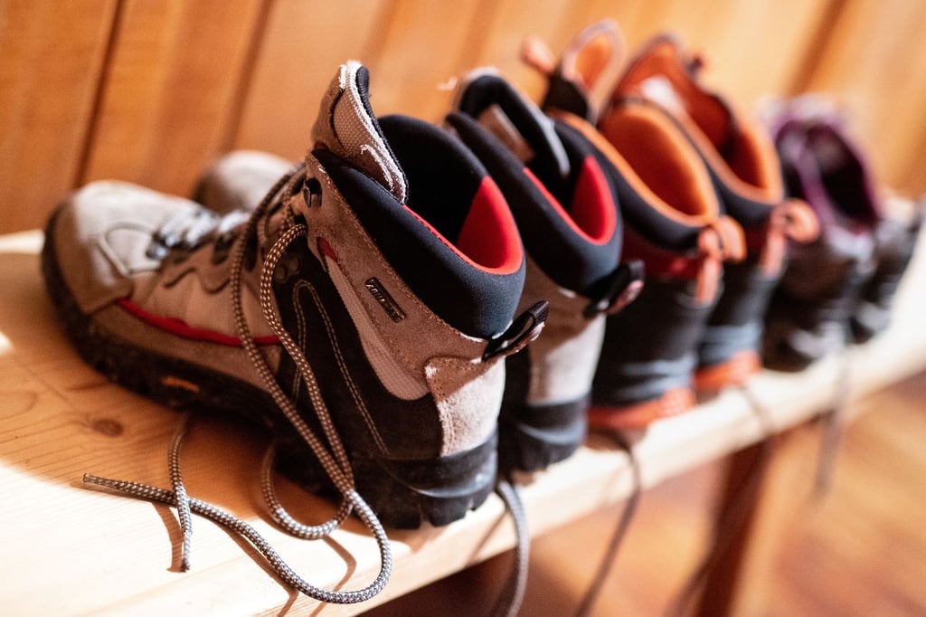 Am besten trocknen Wanderschuhe in einem warmen Raum.