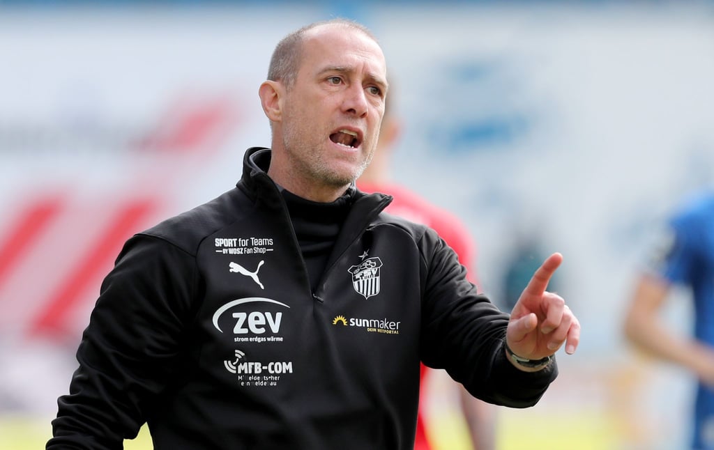 Der Zwickauer Trainer Joe Enochs gestikuliert am Spielfeldrand.