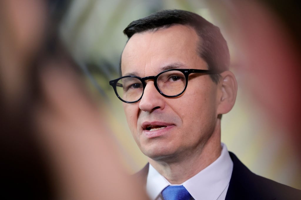 Der polnische Ministerpräsident Mateusz Morawiecki spricht mit Journalisten, als er zu einem EU-Gipfel in Brüssel eintrifft.