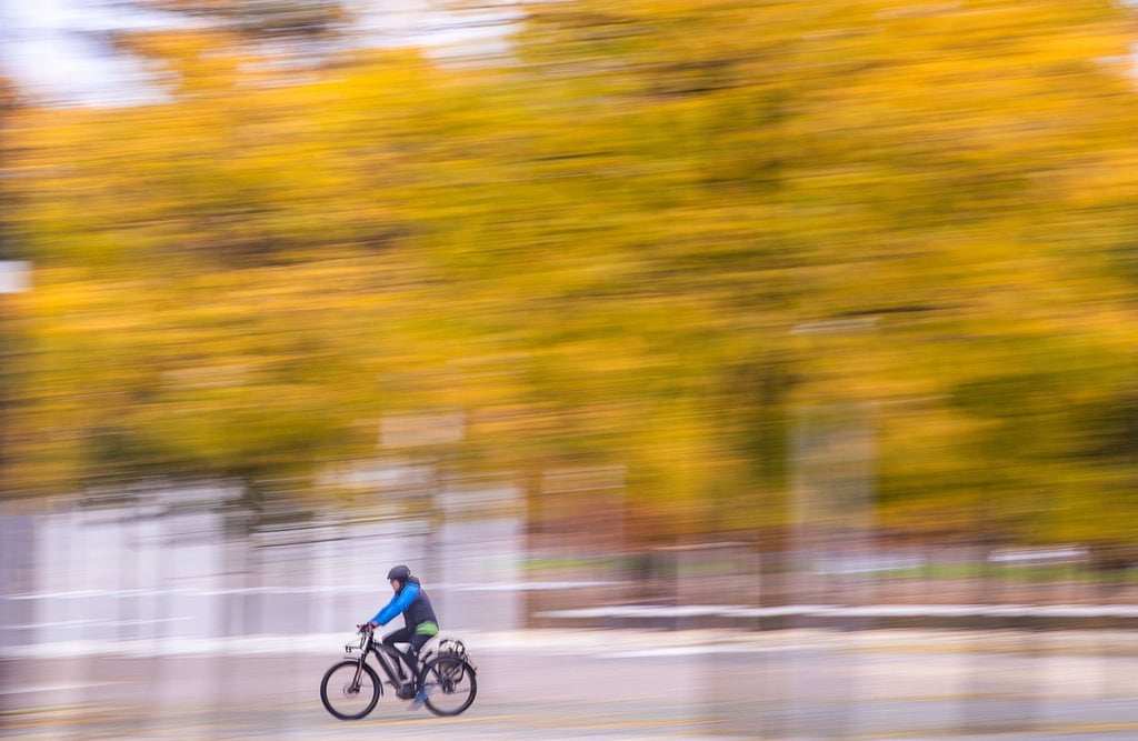 Wer im Herbst mit dem Rad unterwegs ist, sollte möglichst rutschfeste Reifen haben.