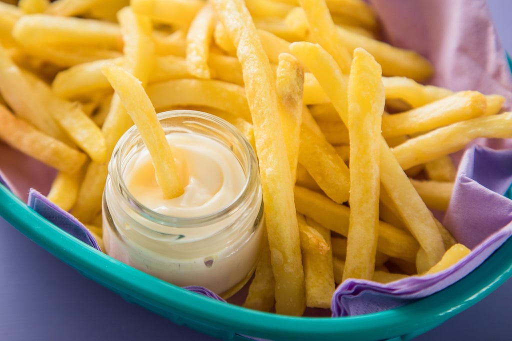 Mayo gelingt zu Hause auch ganz ohne Ei - und in leichteren Varianten mit fettarmem Joghurt.