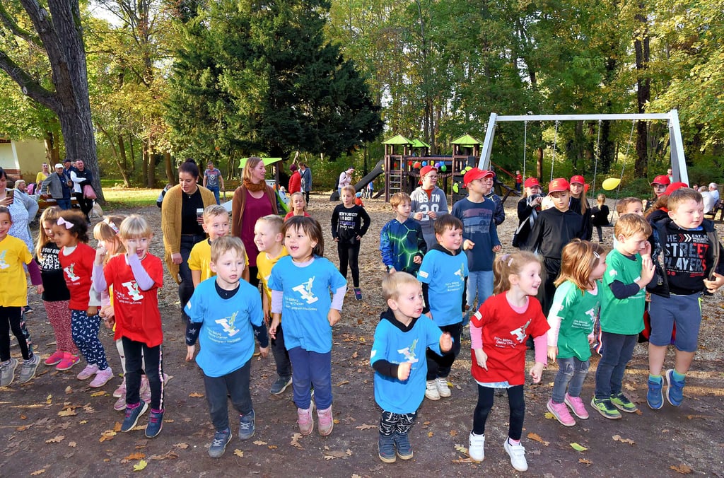 Der Park in Gröbzig punktet jetzt auch wieder mit Spielgeräten. Die Kinder weihen den neuen Spielplatz mit einem Programm ein.