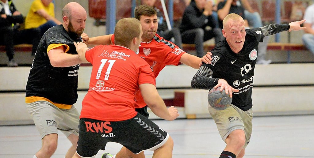 Mathias Loose (Nummer 11) und Kevin Tacke (2. von rechts) hatten mit dem HV Rot-Weiss Staßfurt II vor allem in der Deckung reichlich Arbeit zu verrichten.