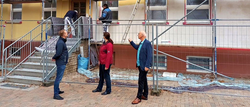 Die Sanierung der Zerbster Kita Benjamin Blümchen steht kurz vor dem Abschluss. Momentan erhält die Fassade der historischen Villa einen neuen Anstrich.