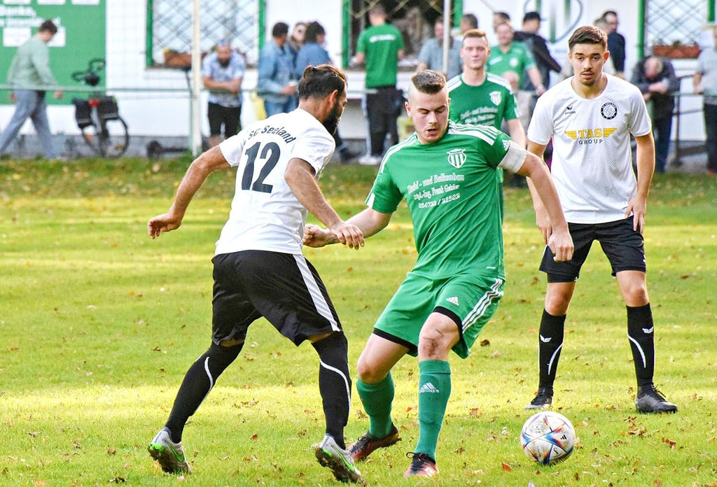 Felix Tauchen (Mitte) traf beim Heimsieg seiner Biendorfer über den SC Seeland (3:2) zum zwischenzeitlichen 2:0.