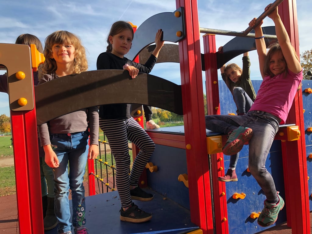 Bei schönem Wetter spielen die Hortkinder gern auf dem großzügigen Außengelände.