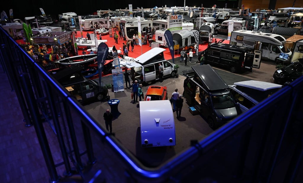 Verschiedene Wohnmobile werden auf der Messe "Reisen und Caravan" in der Messe Erfurt gezeigt.