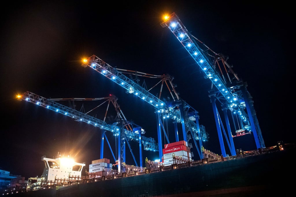 Lichter leuchten bei Nacht am Hafen.