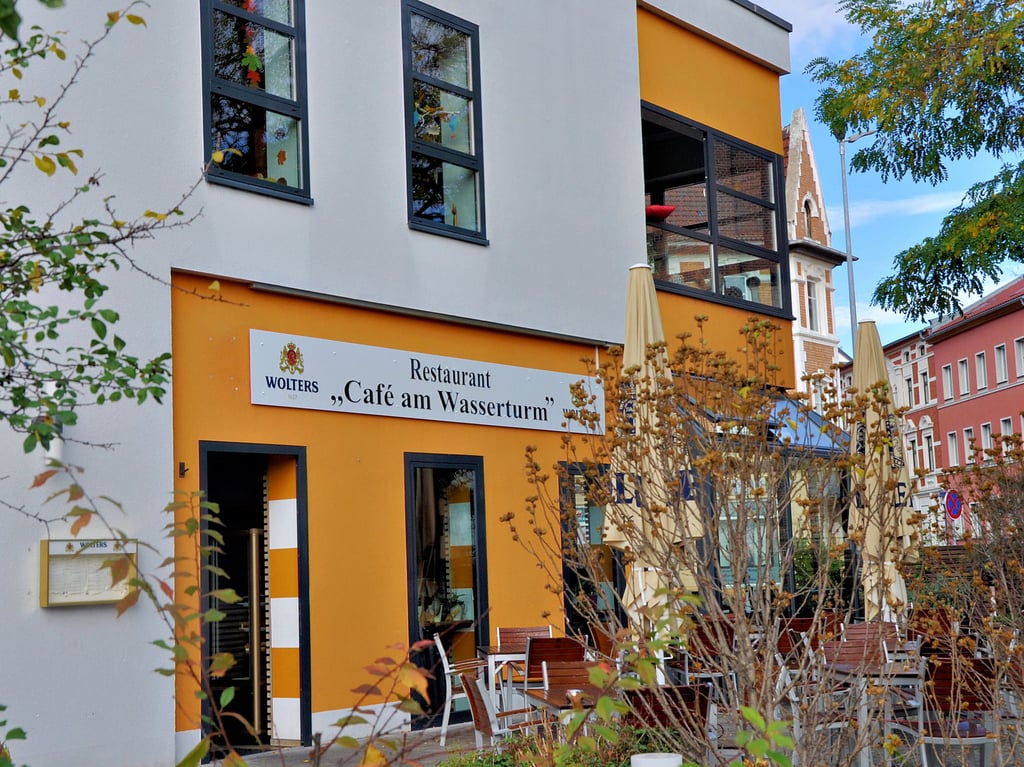 Das Restaurant „Café am Wasserturm“ in Staßfurt gibt es noch. Gerüchte, dass es schließen würde, stimmen nicht. Weil zwei Servicekräfte gekündigt haben, muss sich das Restaurant aber neu aufstellen.