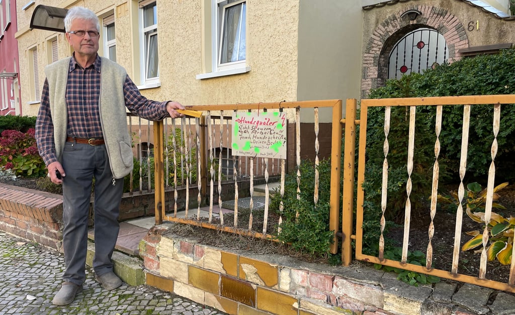 Mit einem Schild am Zaun spricht Günther Mehlmann in Burg die Hundehalter direkt an, die die Hinterlassenschaften ihrer Vierbeiner nicht beseitigen.