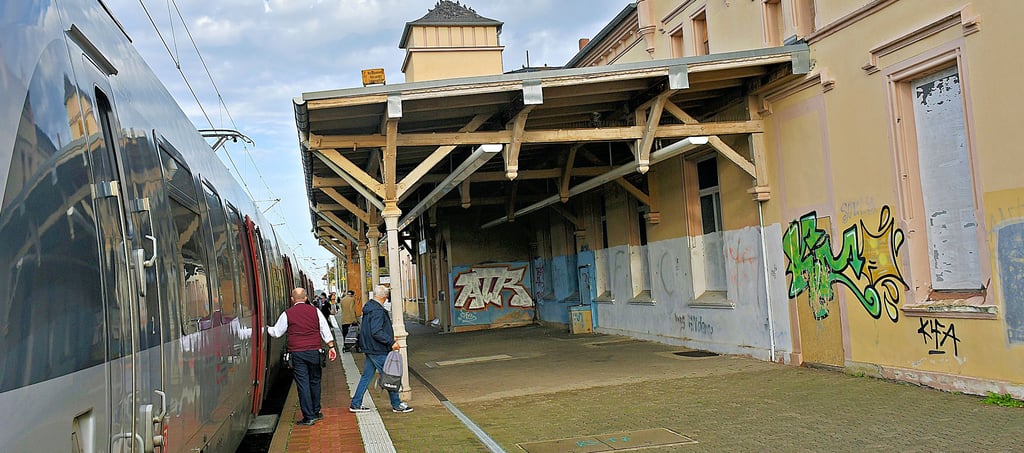 Noch regnet es an vielen Stellen der Überdachung am Bahnsteig 1 durch. Bald werden die Reisenden hier im Trockenen auf die Bahn warten können.