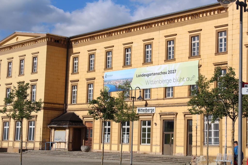 Ein Plakat am Bahnhof Wittenberge (Prignitz) wirbt für die Landesgartenschau 2027 in der Elbestadt.