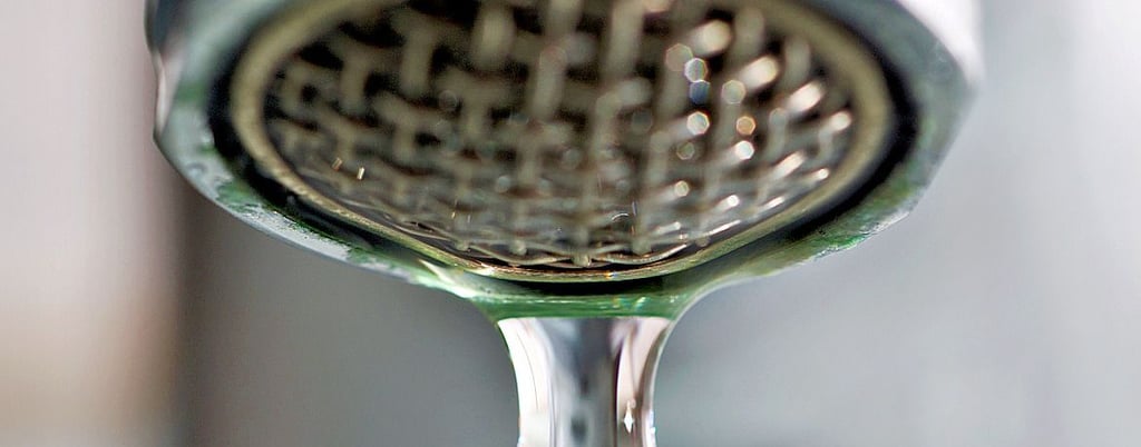 Wasser tropft aus einem Wasserhahn: In Salzwedel wird Trinkwasser ab Januar teurer.