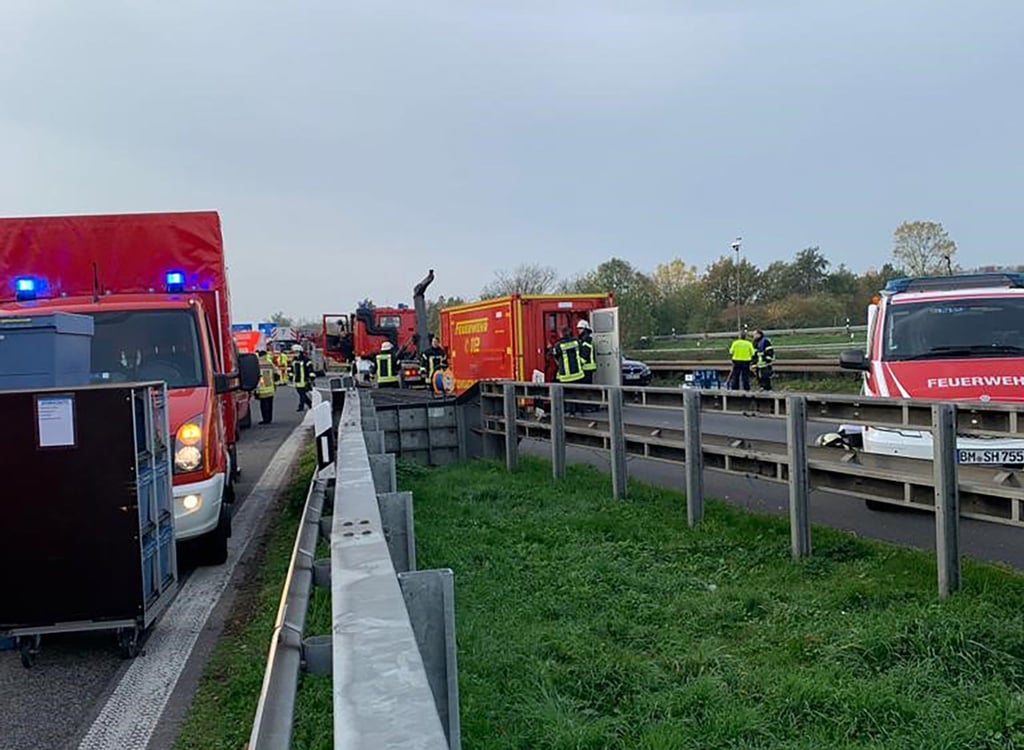 Einsatzwagen der Feuerwehr am Rande der Autobahn A1. Auf der Autobahn-Raststätte Ville Ost hatte ein Tanklastzug Salzsäure verloren.