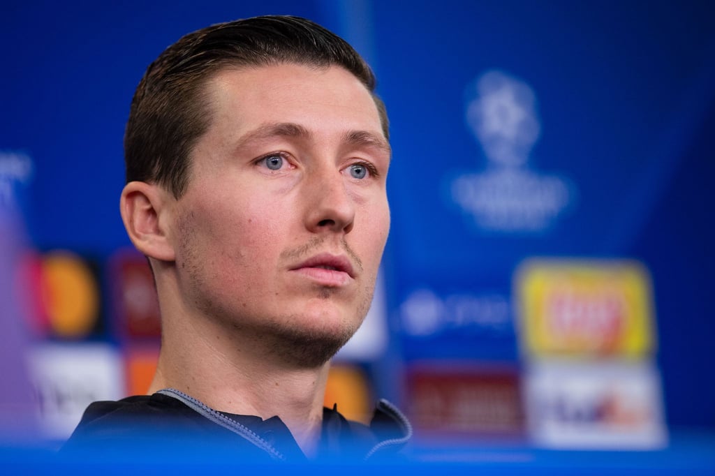 Brügges Hans Vanaken spricht während einer Pressekonferenz.