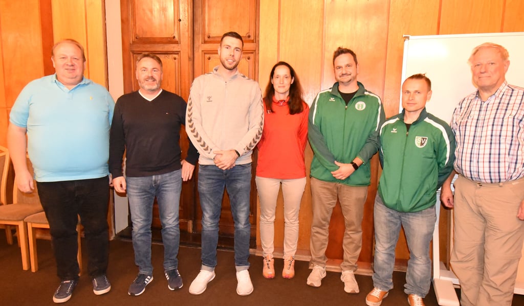 Die Vertreter von drei Sportvereinen der Egelner Mulde mit dem Verbandsgemeinde-Bürgermeister Michael Stöhr und Ausschusschef Knut Kluczka (l.).