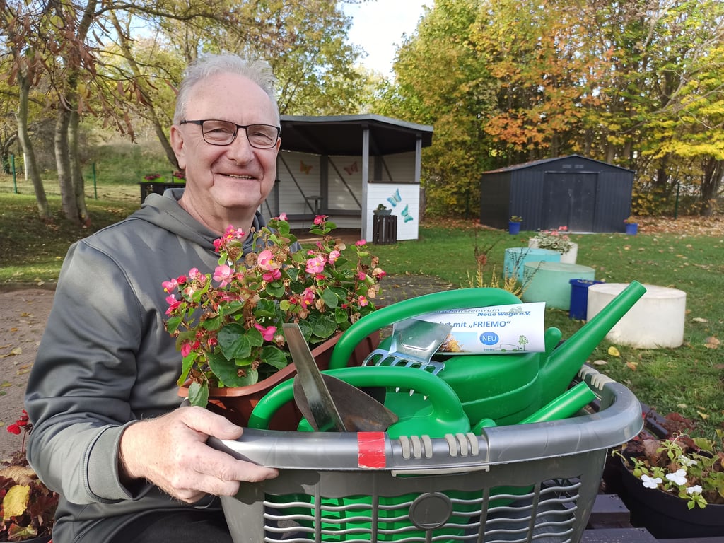 Gerald Bache vom Verein Neue Wege will das Friedhofsmobil in Magdeburg etablieren.