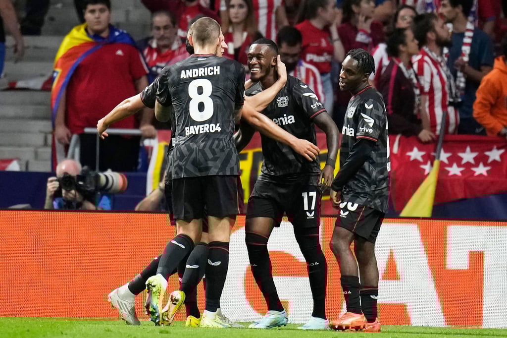 Die Spieler von Bayer Leverkusen feiern das Tor von Callum Hudson-Odoi (M) gegen Atlético.
