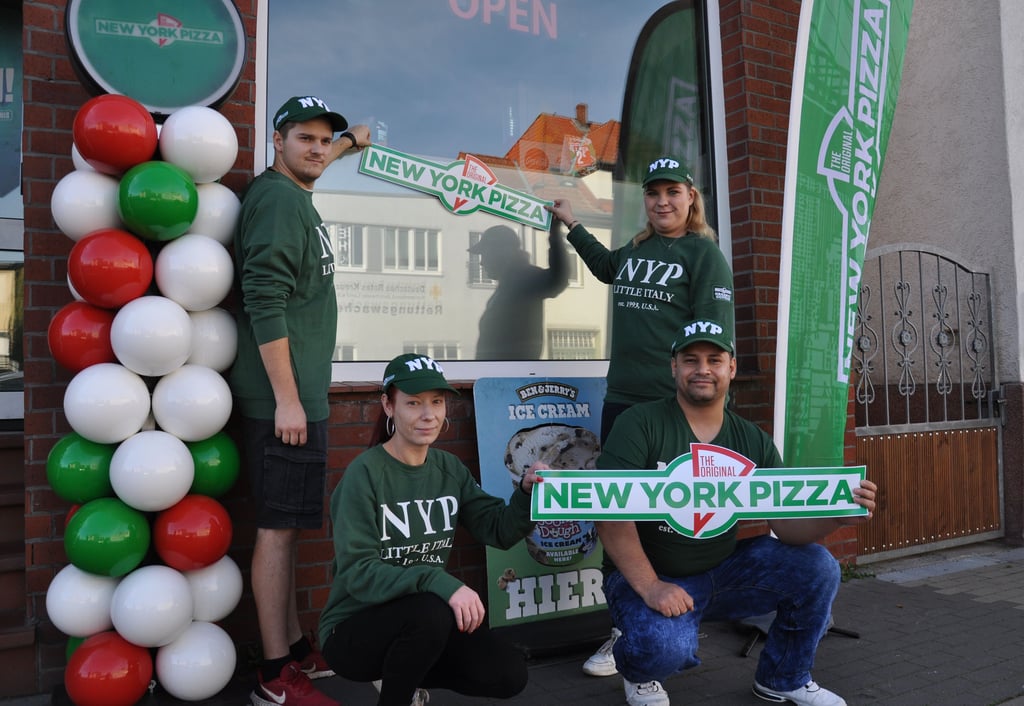 Das Team von New York Pizza in Genthin mit den Betreibern Cindy und Hassan Çaça (re.).