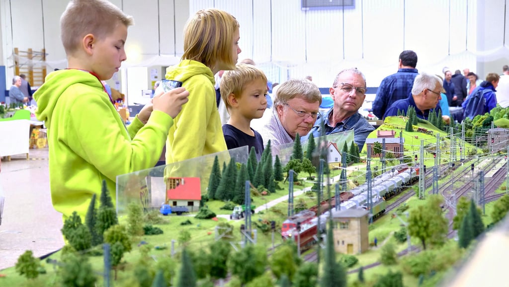 Die Modellbahnausstellung in Blankenburg zog einmal mehr Besucher aller Generationen in ihren Bann. Dabei wurden, wie hier an der großen Anlage der Rübelandbahn, die Fahrten der Miniatureisenbahnen sogar im Video festgehalten.