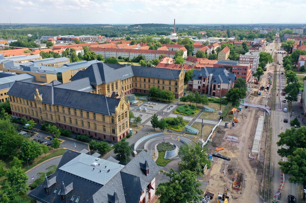 Luftaufnahme Straßenbaustelle Merseburger Straße Höhe Krankenhaus Bergmannstrost (Foto: