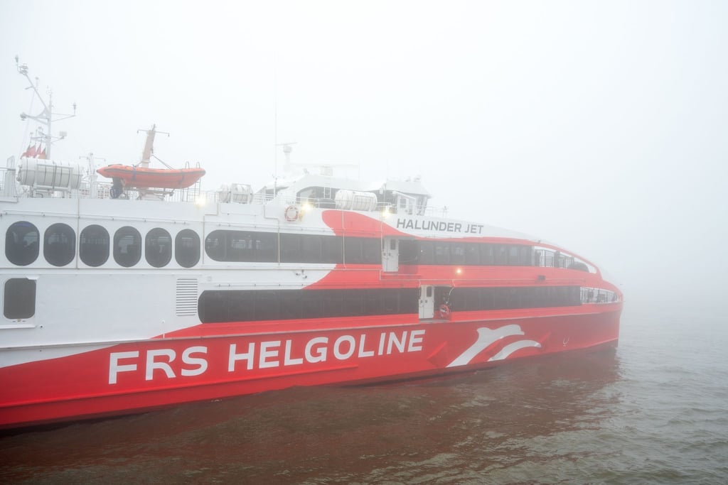 Der Helgoland-Katamaran „Halunder Jet“ legt am Morgen ab.