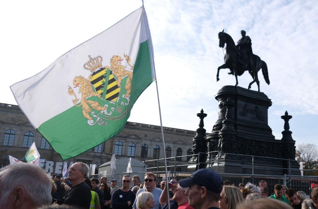 Eine Fahne der rechten Kleinpartei „Freie Sachsen“ auf einer Demonstration in Dresden.