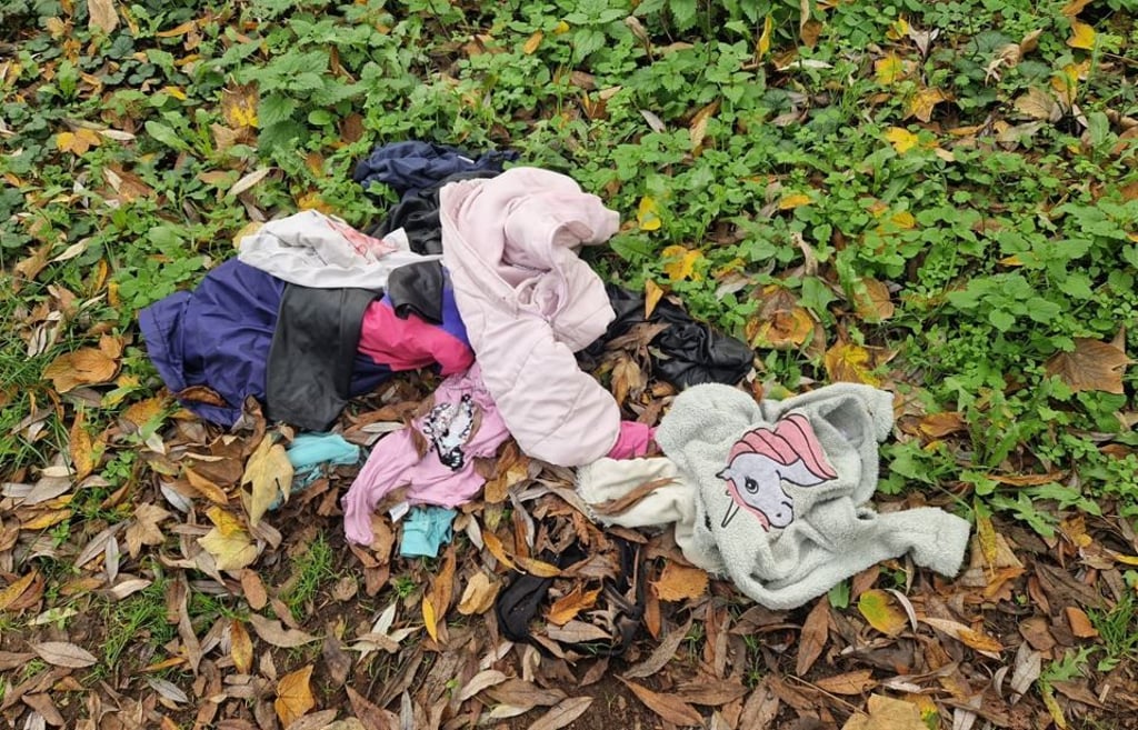 Kindersachen und zwei Damenfahrräder sind bei Burg im Jerichower Land in Sachsen-Anhalt entdeckt worden. Doch von den Besitzern fehlt jede Spur. Die Polizei bittet um Mithilfe. Foto: