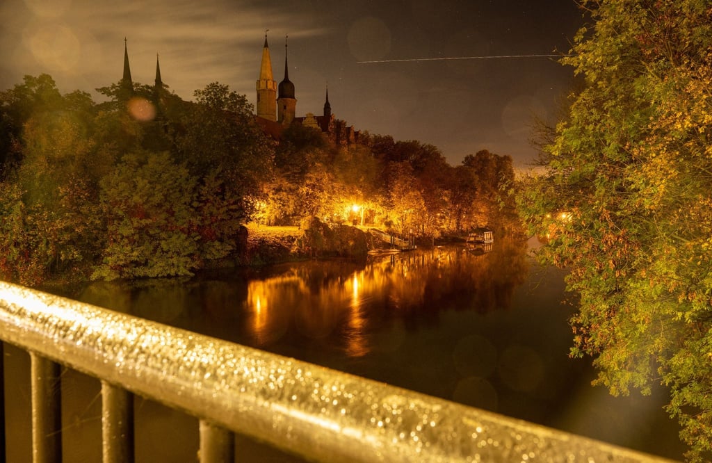 Unbeleuchtet ragen die Türme des Doms und des Schlosses in Merseburg empor.