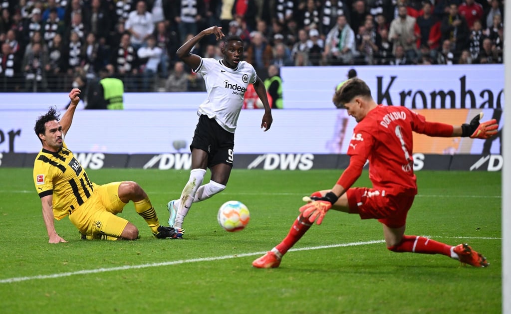 Dortmunds Torwart Gregor Kobel (r) im Spiel gegen Eintracht Frankfurt im Einsatz.