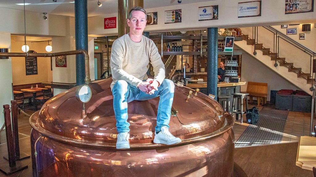 Ronny Beckmann, der Wirt im Brauhaus Zum Alten Dessauer, wünscht sich für das Weihnachtsgeschäft viele und hungrige Gäste.