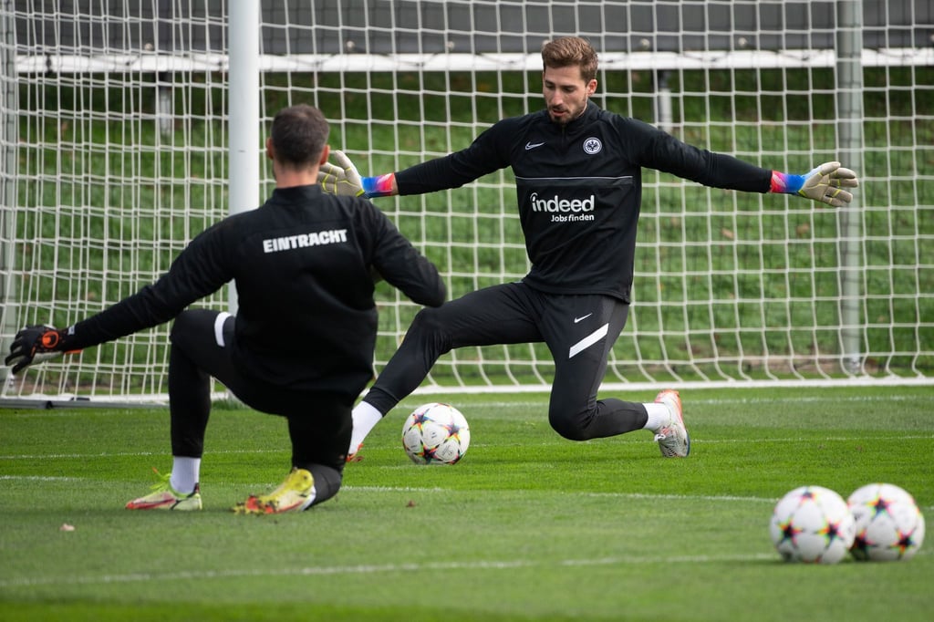 Die Torhüter Kevin Trapp (r) und Jens Grahl trainieren gemeinsam.