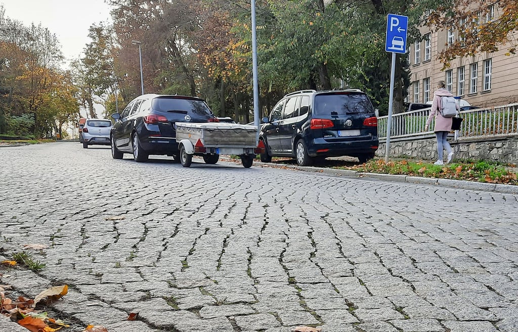 Dieses Kopfsteinpflaster der Langendorfer Straße in Weißenfels auf Höhe des Polizeireviers soll bald der Vergangenheit angehören.