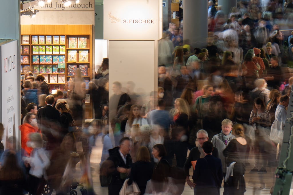 Besucher gehen während der Frankfurter Buchmesse durch einen Gang.