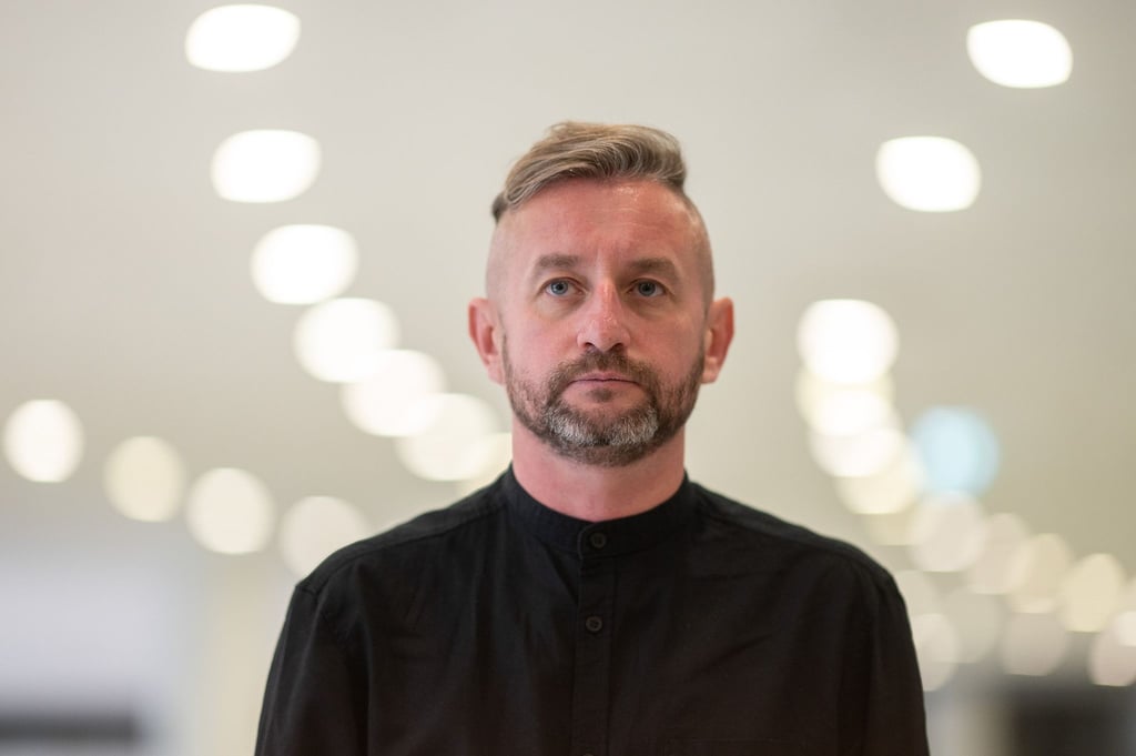 Serhij Zhadan, ukrainischer Schriftsteller, Künstler und Aktivist sowie Träger des Friedenspreis des Deutschen Buchhandels 2022, steht nach einer Pressekonferenz im Rahmen der Frankfurter Buchmesse in einem Gang.