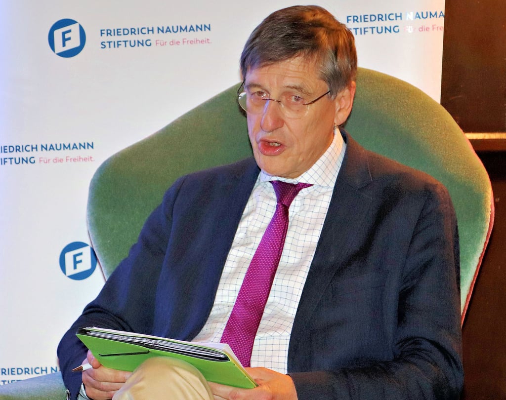 Professor Dr. Karl-Heinz Paqué referierte im Schloss Brandenstein zum Thema Inflation.