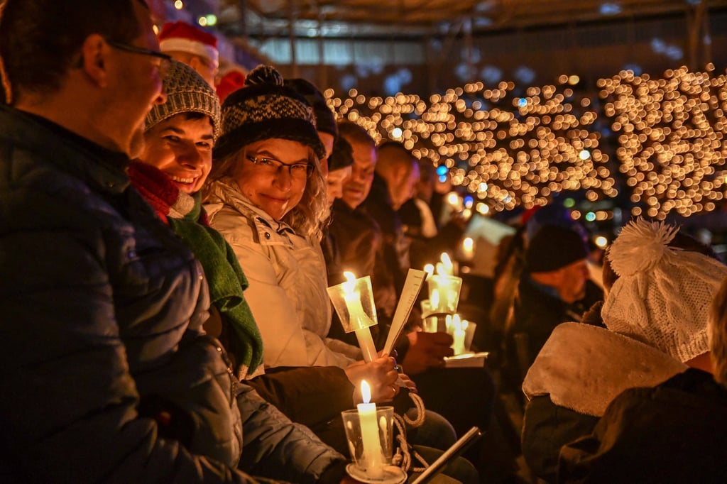 Das Weihnachtssingen in Magdeburg ist bereits eine Tradition, zu der tausende Bürger kommen. In Schönebeck werden es sicherlich nicht so viele, aber dennoch könnte das erste gemeinsame Singen viele Besucher anziehen. Das ist auch eine Chance für ansässige Einzelhändler – oder?