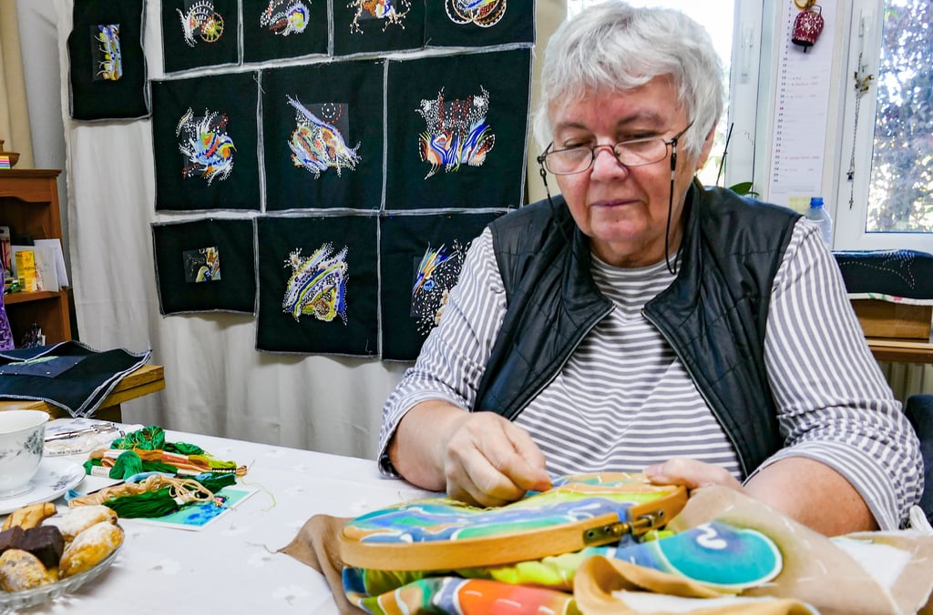 Textilkünstlerin Monika Kunisch in ihrem Atelier in Gerbisbach. Die 73-jährige Rentnerin bestickt in ihrer kleinen „Blasen-Welt“ einen Seidenstoff, der Teil einer Patchwork-Decke werden kann.