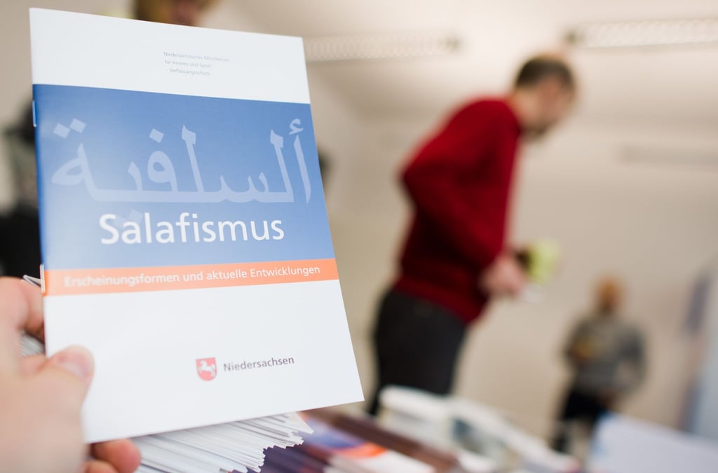 Eine Broschüre zum Salafismus wird bei einer Expertentagung des Landespräventionsrates (LPR) gehalten.
