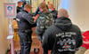 Verschärfte Sicherheitskontrollen beim Rockerprozess in Stendal: Zuschauer werden gründlich nach Waffen durchsucht.