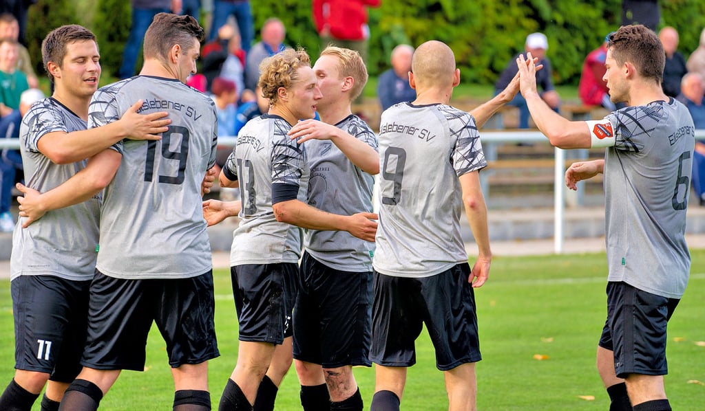 Hatten im Duell mit dem FSV Grün-Weiß Ilsenburg II drei Mal Grund zum Jubeln: die Kicker des Eilslebener SV.
