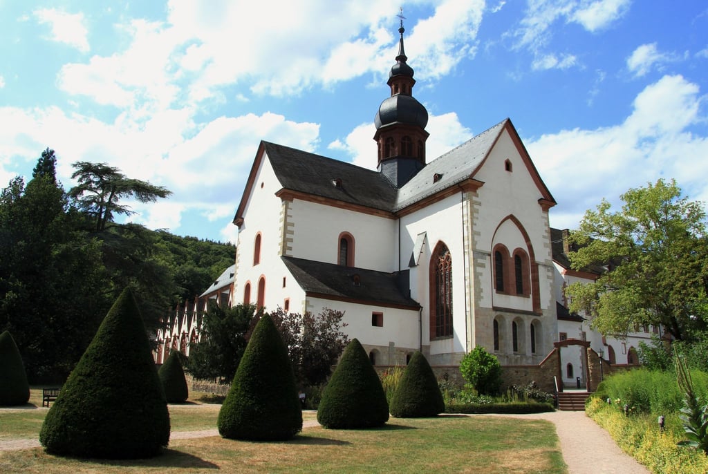 Am Kloster Eberbach startet die Wanderung über den Klostersteig.