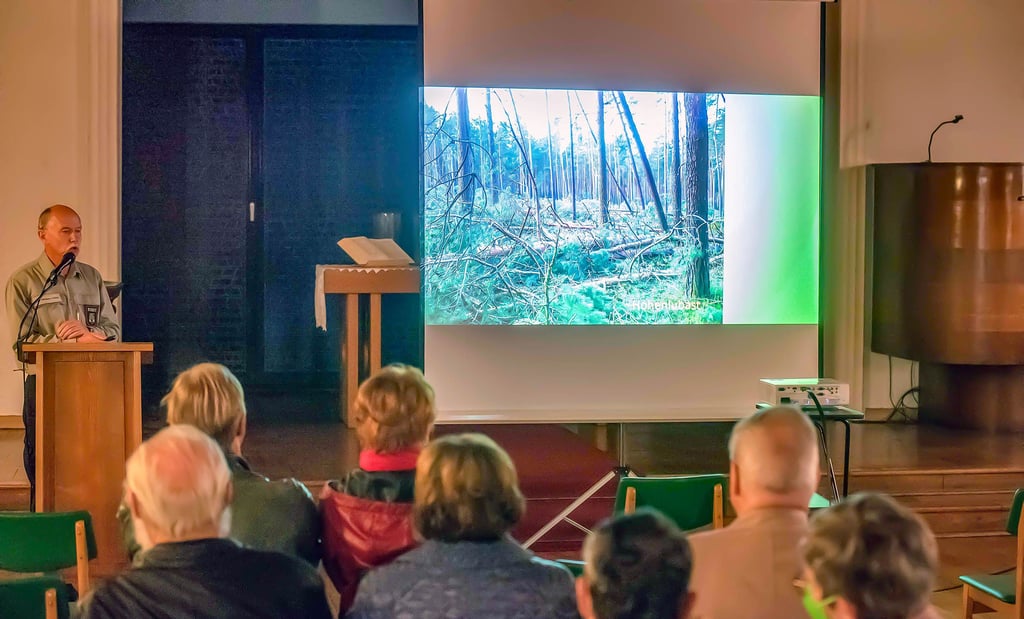 Jürgen Kristin vom Betreuungsforstamt hält in der Auferstehungskirche einen Vortrag zum Thema „Welche Zukunft hat der Wald“.