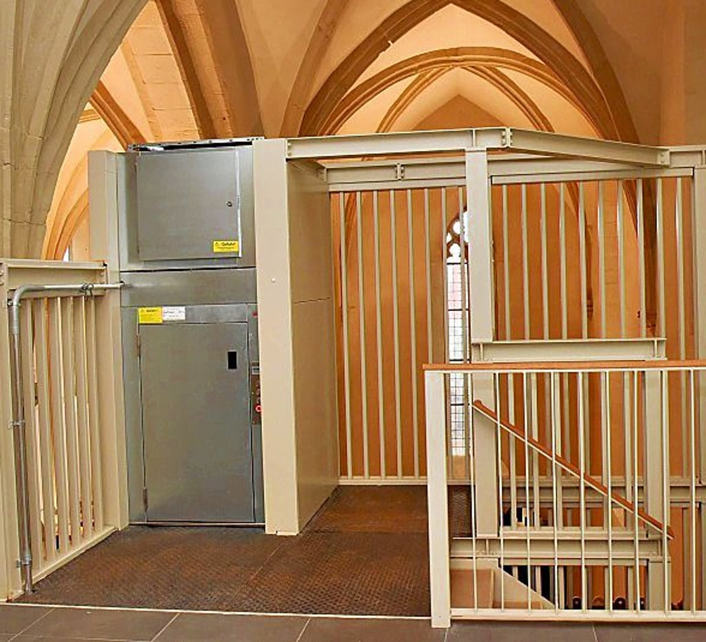 Der Zugang mit dem Aktenaufzug.