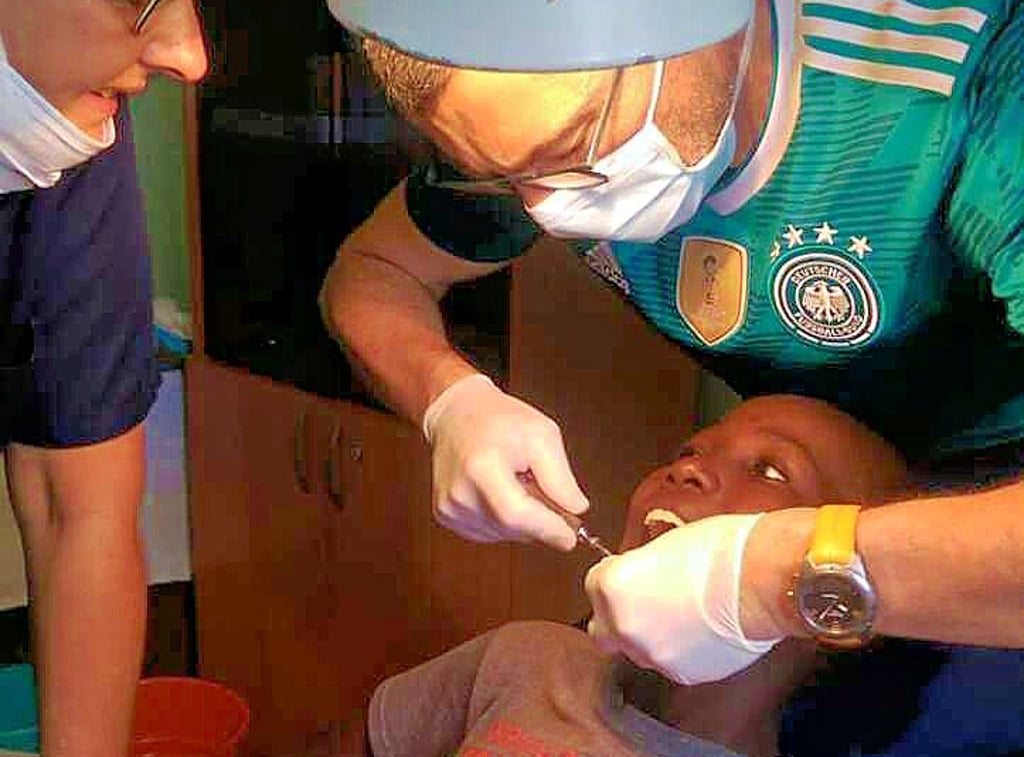 Der Dessauer Zahnarzt Stephan Olek bei einem seiner Einsätze für Dentists for Africa in Kenia. Sechsmal war er bereits zu Hilfseinsätzen dort.