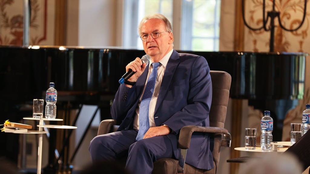 Ministerpräsident Haseloff diskutiert im Rahmen des Literarisch-philosophischen Gesprächs in Bad Lauchstädt.