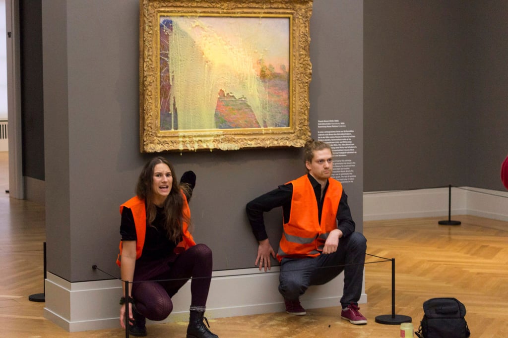 Kartoffelbrei-Anschlag auf den „Getreideschober“ von Claude Monet: Klimaaktivisten protestieren in Potsdam.